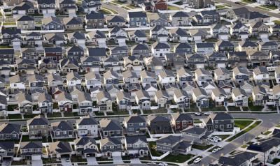 Fotografía de archivo del 13 de abril de 2019 de filas de casas en los suburbios de Salt Lake City. (AP Foto/Rick Bowmer, Archivo)