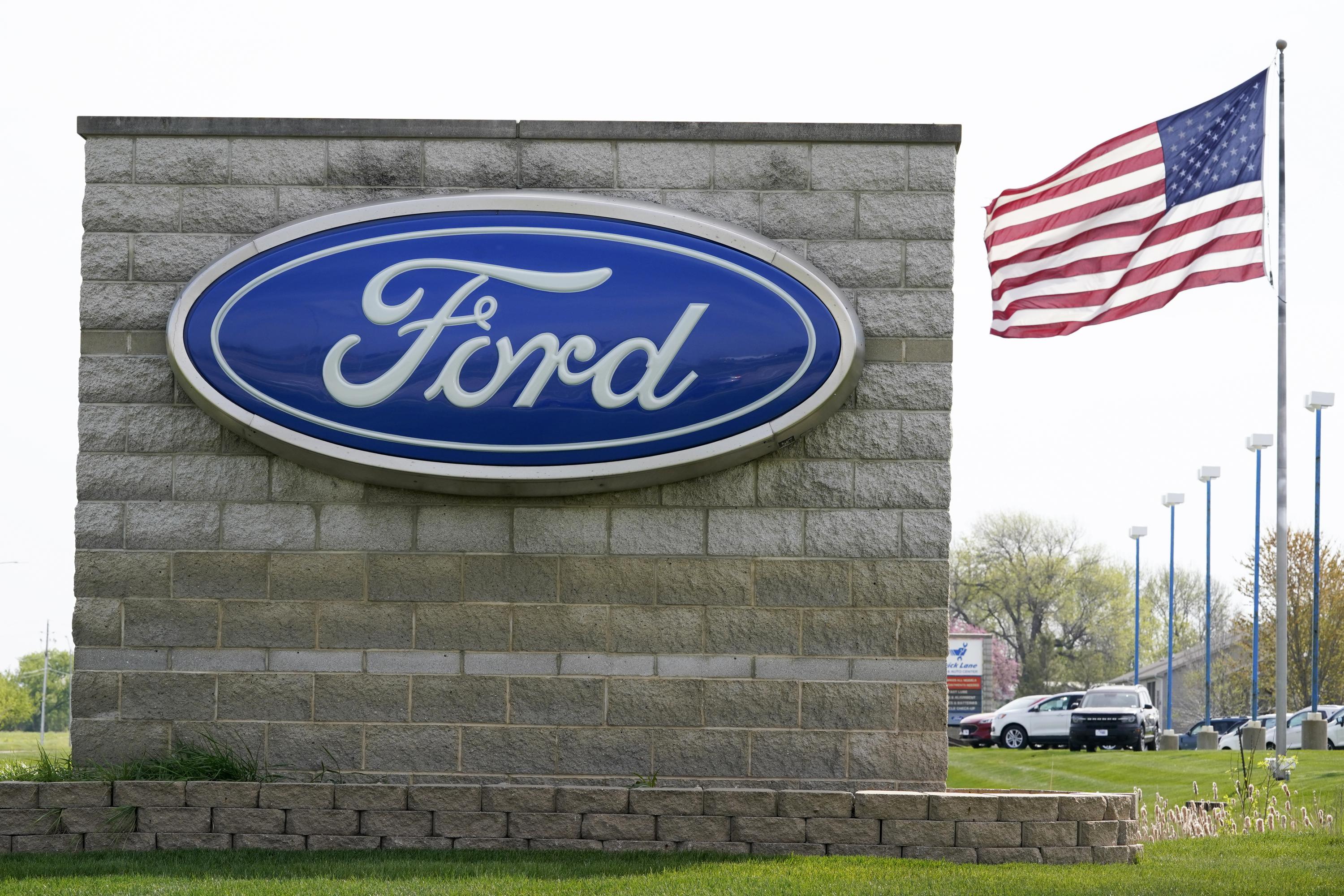 Ford inicia actualización de software de autos por internet | AP News