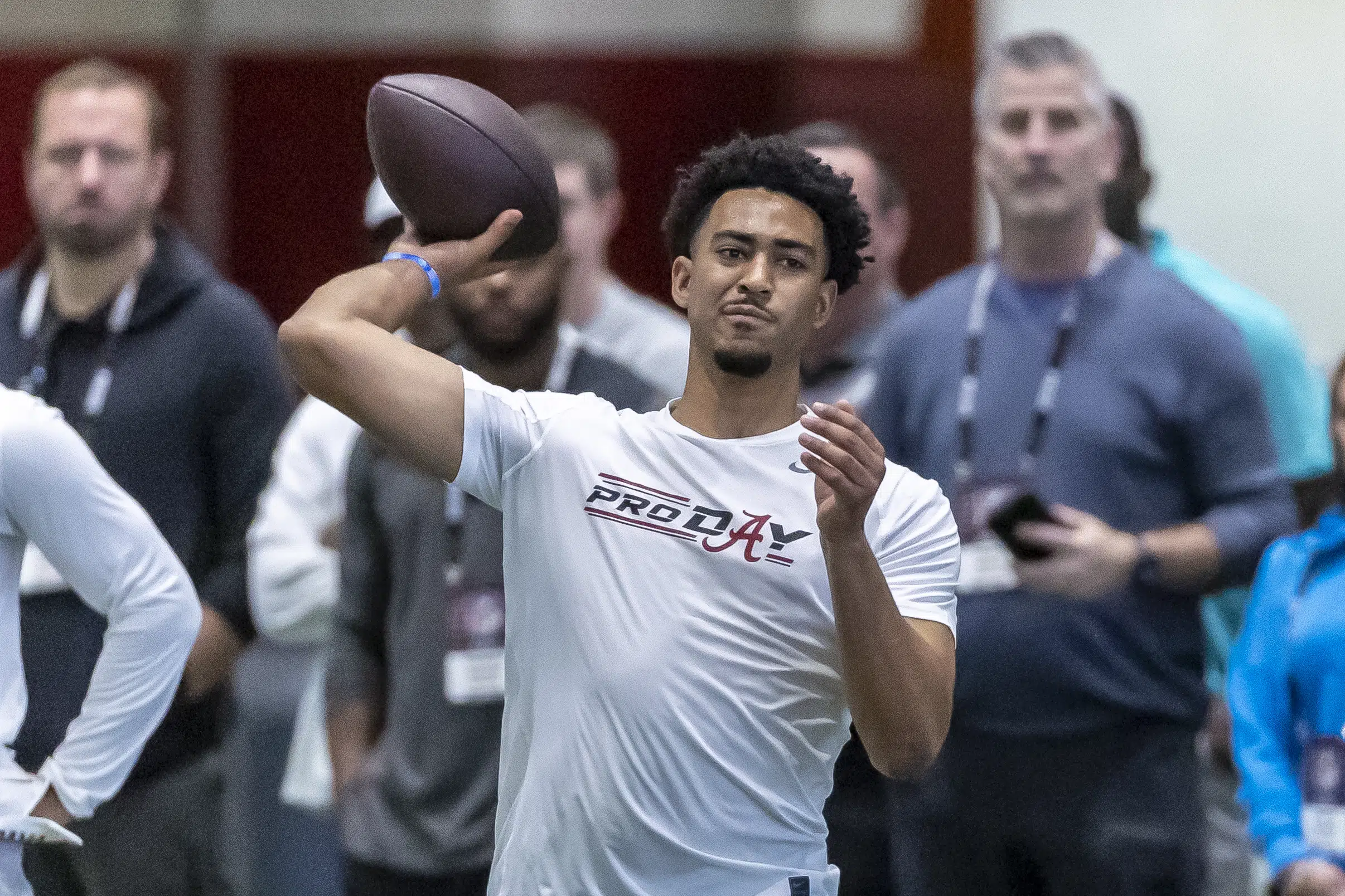 Bryce Young de l’Alabama lance pour les équipes de la NFL lors de la journée professionnelle