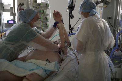 Trabajadores médicos atienden a un paciente con COVID-19 en el hospital Amiens Picardie, el 30 de marzo de 2021, en Amiens, Francia. (AP Foto/Francois Mori)