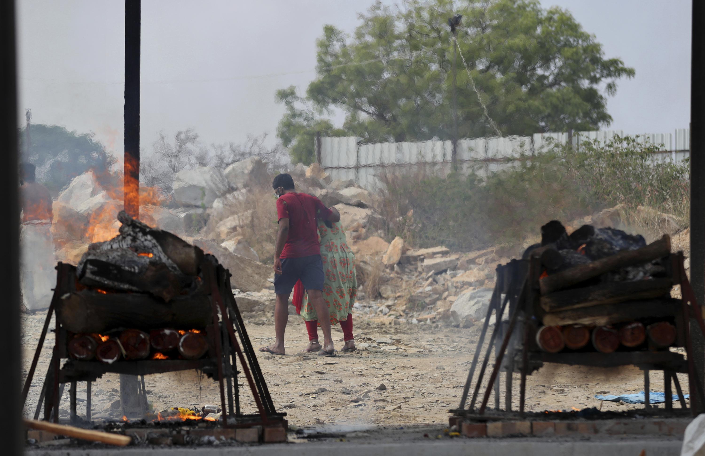 India hits another grim record as it scrambles oxygen supply - The Associated Press