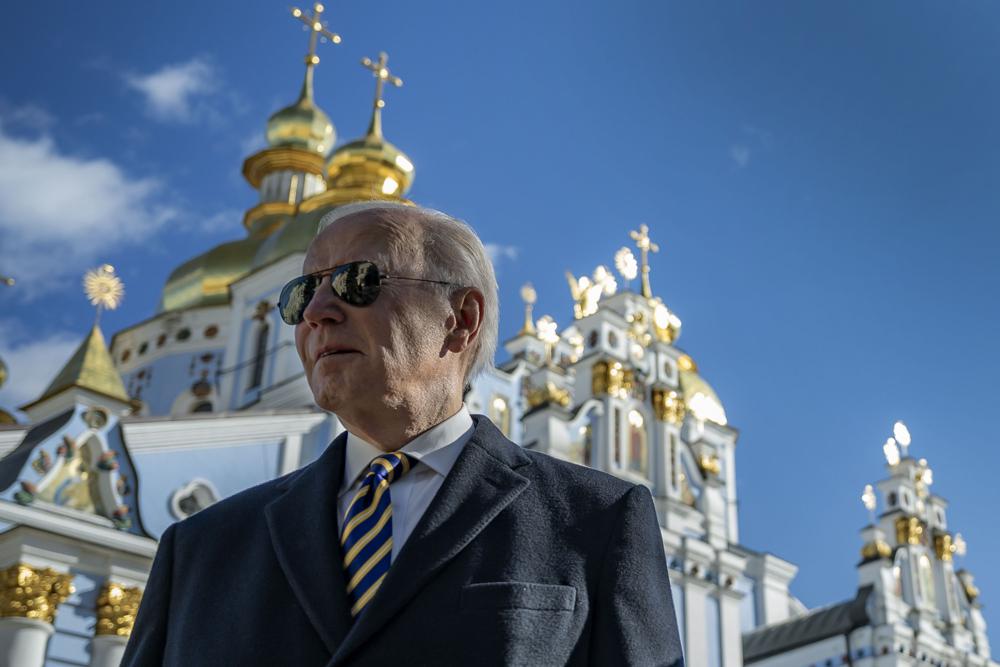 El presidente Joe Biden camina en la Catedral de las Cúpulas Doradas de San Miguel en una visita sorpresa, el lunes 20 de febrero de 2023, en Kiev.  (Oficina de Prensa Presidencial de Ucrania vía AP)