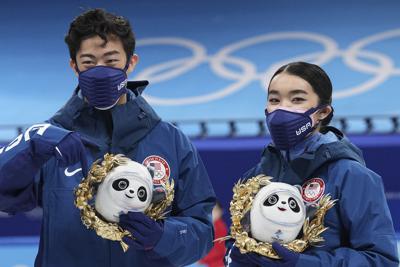 Los medallistas de plata Karen Chen y Nathan Chen posan para una foto después del evento por equipos en la competencia de patinaje artístico en los Juegos Olímpicos de Invierno de 2022, el lunes 7 de febrero de 2022, en Beijing. (AP Photo/David J. Phillip)