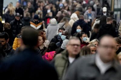 Foto tomada en Oxford Street en Londres el 18 de diciembre de 2021. (Foto AP/Frank Augstein)