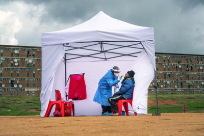 ARCHIVO - Un residente se somete a una prueba de COVID-19 en Johannesburgo, Sudáfrica, el miércoles 29 de abril de 2020. (AP Foto/Jerome Delay, Archivo)