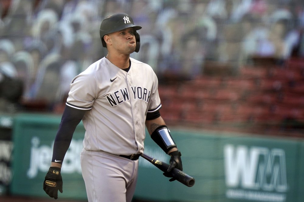 Gary Sánchez, de los Yankees de Nueva York, reacciona después de que se ponchó en la quinta entrada de un juego de la MLB contra los Medias Rojas de Boston, el domingo 20 de septiembre de 2020.