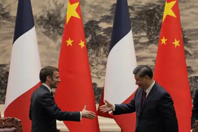 El presidente francés Emmanuel Macron (i) con el presidente chino Xi Jinping en Beijing el 6 de abril de 2023. (Foto AP /Ng Han Guan, Pool, File)