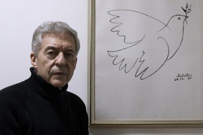 Yossi Beilin, exfuncionario israelí y negociador de paz que cofundó la Iniciativa Ginebra, posa para una foto en su casa de Tel Aviv, Israel, el domingo 6 de febrero de 2022. (AP Foto/Tsafrir Abayov)