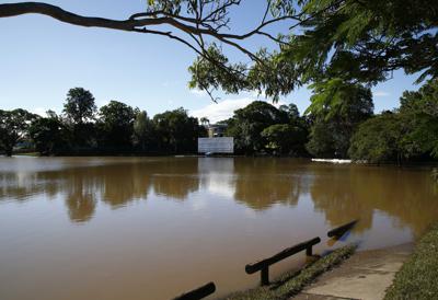 Un campo de cricket inundado en Yeronga, Brisbane, Australia, el martes 1 de marzo de 2022. La costa sureste de Australia está padeciendo la peor inundación en décadas. (Foto AP/Tercio Pickard)