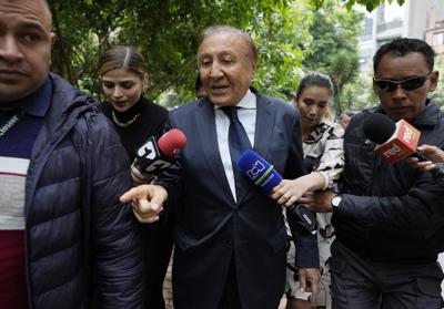 El candidato a la presidencia Rodolfo Hernández habla con los periodistas después de reunirse con Sergio Fajardo, excandidato presidencial, en Bogotá, Colombia, el jueves 2 de junio de 2022. Difícil de encasillar, Hernández ha sido comparado con políticos del continente como el exmandatario estadounidense Donald Trump. “Rodolfo es Rodolfo”, dice su estratega Ángel Becassino, quien hace cuatro años fue el asesor de campaña de su directo contendor, el izquierdista Gustavo Petro. (Foto AP/Fernando Vergara)