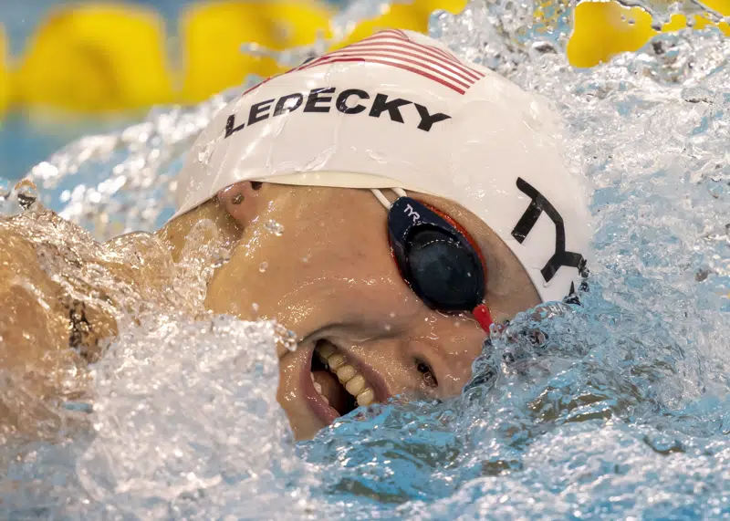 ARCHIVO - La estadounidense Katie Ledecky compite en los 1.500 metros estilo libre durante la final de la Copa Mundial de la FINA en Toronto, el 29 de octubre de 2022 (Frank Gunn/The Canadian Press via AP, archivo)