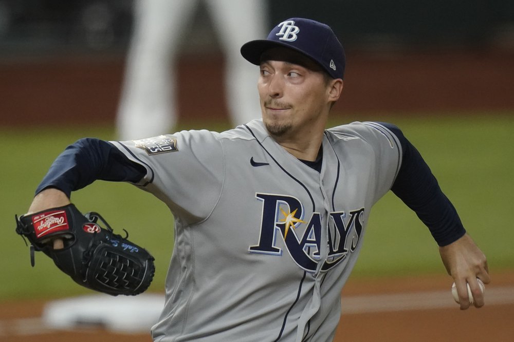 El abridor de los Tampa Bay Rays, Blake Snell, lanza contra los Dodgers de Los Ángeles durante la primera entrada en el Juego 2 de la Serie Mundial de la MLB el miércoles 21 de octubre de 2020.