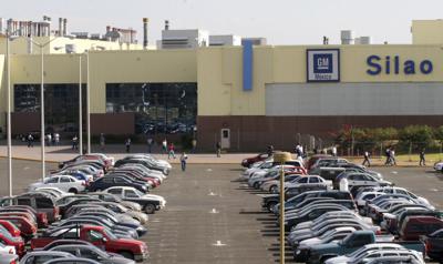 ARCHIVO - La foto de archivo del 12 de febrero de 2008 muestra la entrada principal de la planta de montaje de General Motors en Silao, México. Los trabajadores de la planta, en dos días de votación, resolvieron poner fin a un contrato colectivo negociado por un viejo sindicato, informó el ministerio de Trabajo el jueves 19 de agosto de 2021. (AP Foto/Mario Armas, File)