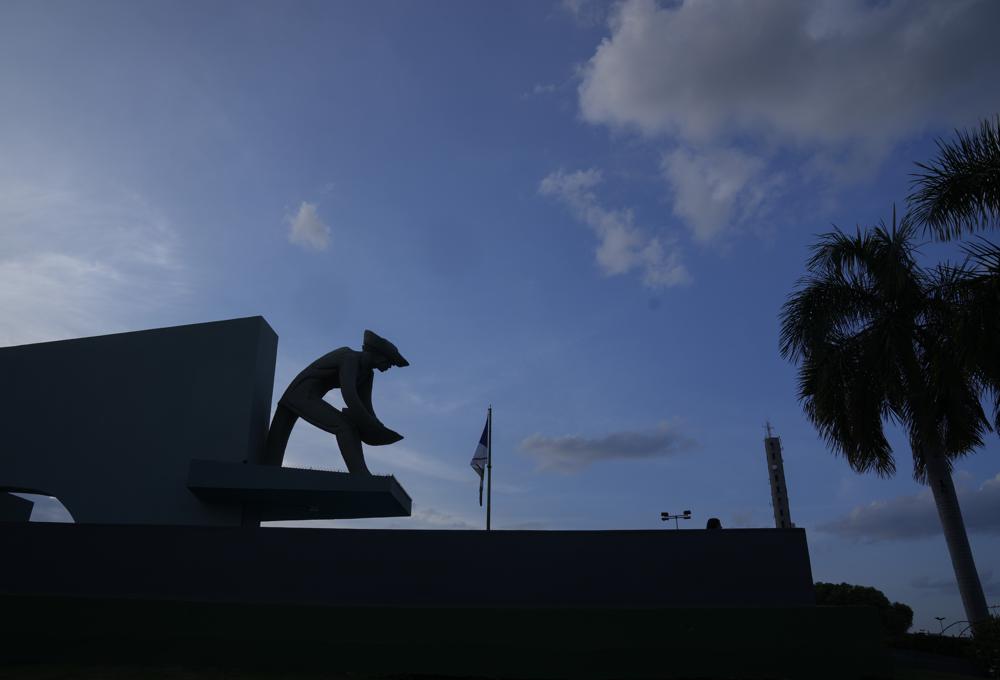 Una estatua de un buscador de oro, junto a la asamblea legislativa en Boa Vista, en el estado de Roraima, en Brasil, el 1 de noviembre de 2021. La estatua, de siete metros de alto, está adornada con los nombres de destacados mineros. (AP Foto/Andre Penner)