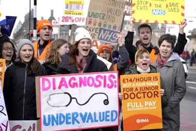 Un grupo de médicos protestan en Londres el 13 de marzo de 2023.. (Foto AP /Kirsty Wigglesworth)