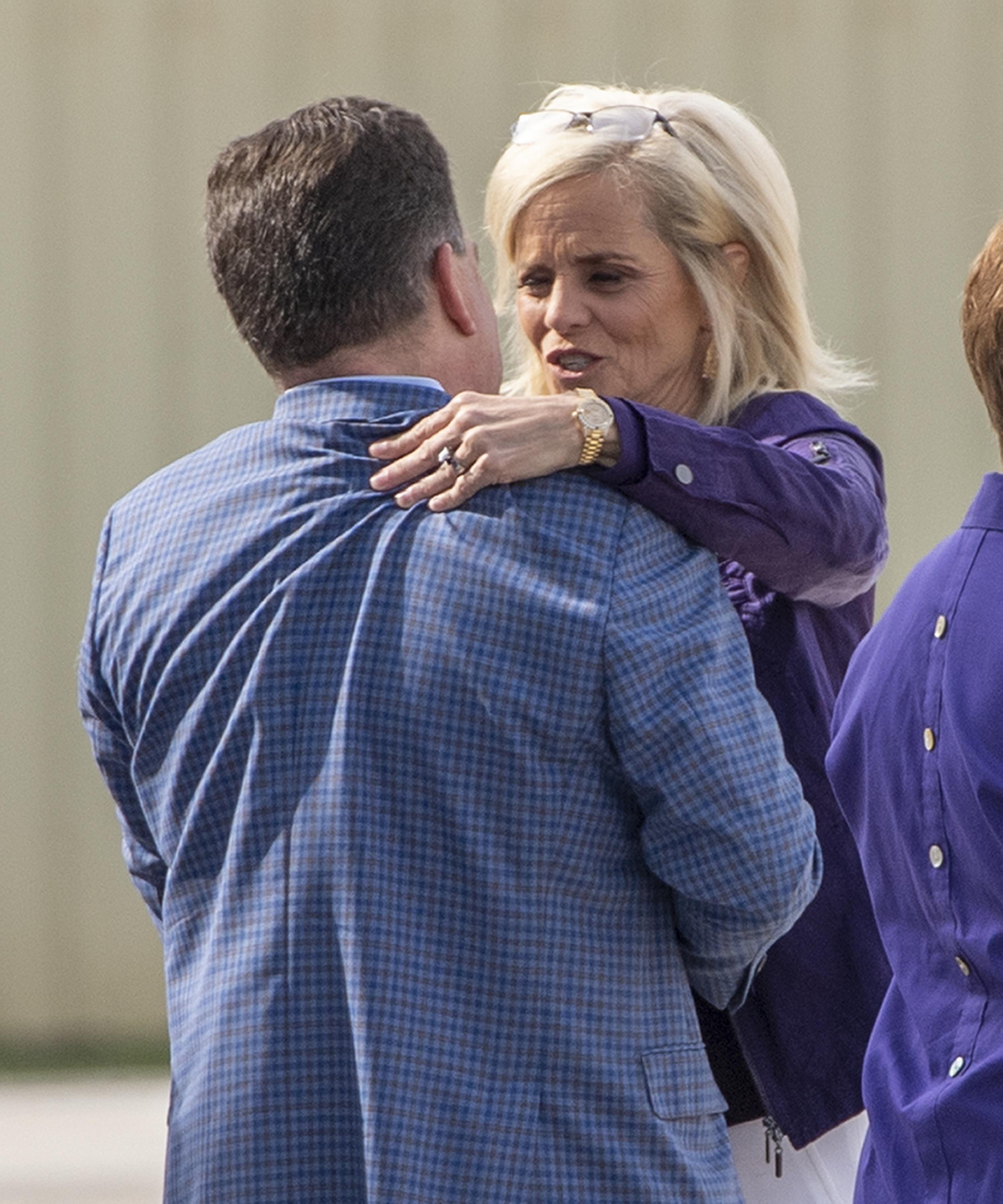 Mulkey celebrates emotional homecoming at LSU introduction | AP News