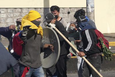 Un manifestante herido es ayudado por sus compañeros durante enfrentamientos con la policía en medio de protestas contra el gobierno del presidente ecuatoriano Guillermo Lasso en Quito, Ecuador, el jueves 23 de junio de 2022. (AP Foto/Dolores Ochoa)