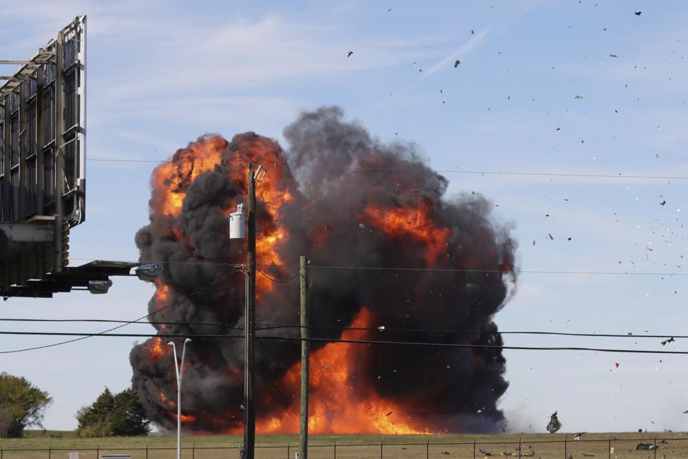 En esta imagen proporcionada por Nathaniel Ross Photography, un histórico avión militar se impacta contra el suelo tras chocar en pleno vuelo con otro durante un espectáculo aéreo en el Aeropuerto Executivo de Dallas, el sábado 12 de noviembre de 2022. (Nathaniel Ross Photography vía AP)