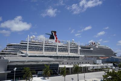 La embarcación Carnival Horizon de la línea de cruceros Carnival en Port Miami el viernes 9 de abril de 2021 en Miami. (AP Foto/Wilfredo Lee)