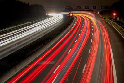 Fotografía de larga exposición de vehículos transitando en una autopista en Fráncfort, Alemania, el martes 26 de octubre de 2021. (AP Foto/Michael Probst)