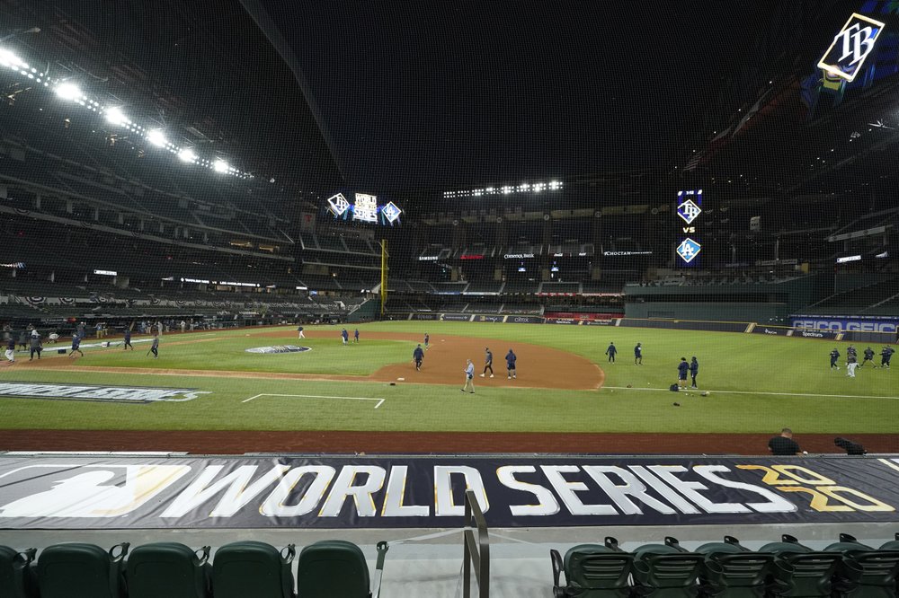 Los Rays de Tampa Bay practican en el Globe Life Field mientras el equipo se preparan para la Serie Mundial de béisbol de la MLB contra los Dodgers de Los Ángeles, en Arlington, Texas, el lunes 19 de octubre de 2020.