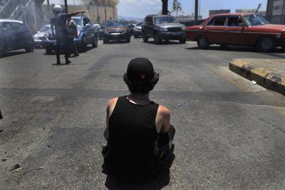 Un manifestante bloquea una importante carretera durante una protesta en Líbano contra la crisis política y económica, en Beirut, el jueves 17 de junio de 2021. (AP Foto/Hussein Malla)