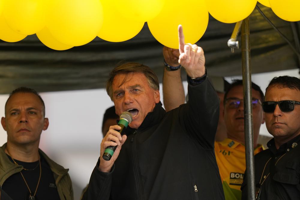 El presidente brasileño Jair Bolsonaro habla durante un mitin de campaña en Juiz de Fora, en el estado de Minas Gerais, Brasil, el martes 16 de agosto de 2022. (AP Foto/Silvia Izquierdo)