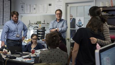 Fotografía de archivo del 25 de abril de 2019 del editor Rich Hutzell, centro, hablando con su equipo, entre ellos Chase Cook, Nicki Catterlin, Rachael Pacella, Selene San Felice y Danielle Ohl, en el periódico Capital Gazette en Annapolis, Maryland. (Ulysses Muoz/The Baltimore Sun vía AP)