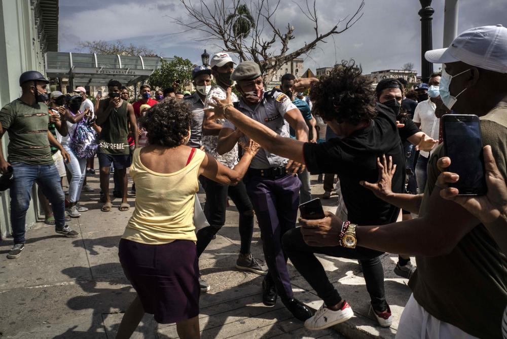 La policía pelea y detiene a un manifestante antigubernamental durante una protesta en La Habana, Cuba, el domingo 11 de julio de 2021. Cientos de manifestantes salieron a las calles en varias ciudades de Cuba para protestar contra la escasez de alimentos y los altos precios en medio de la crisis sanitaria por la pandemia de coronavirus. (AP Foto/Ramón Espinosa)