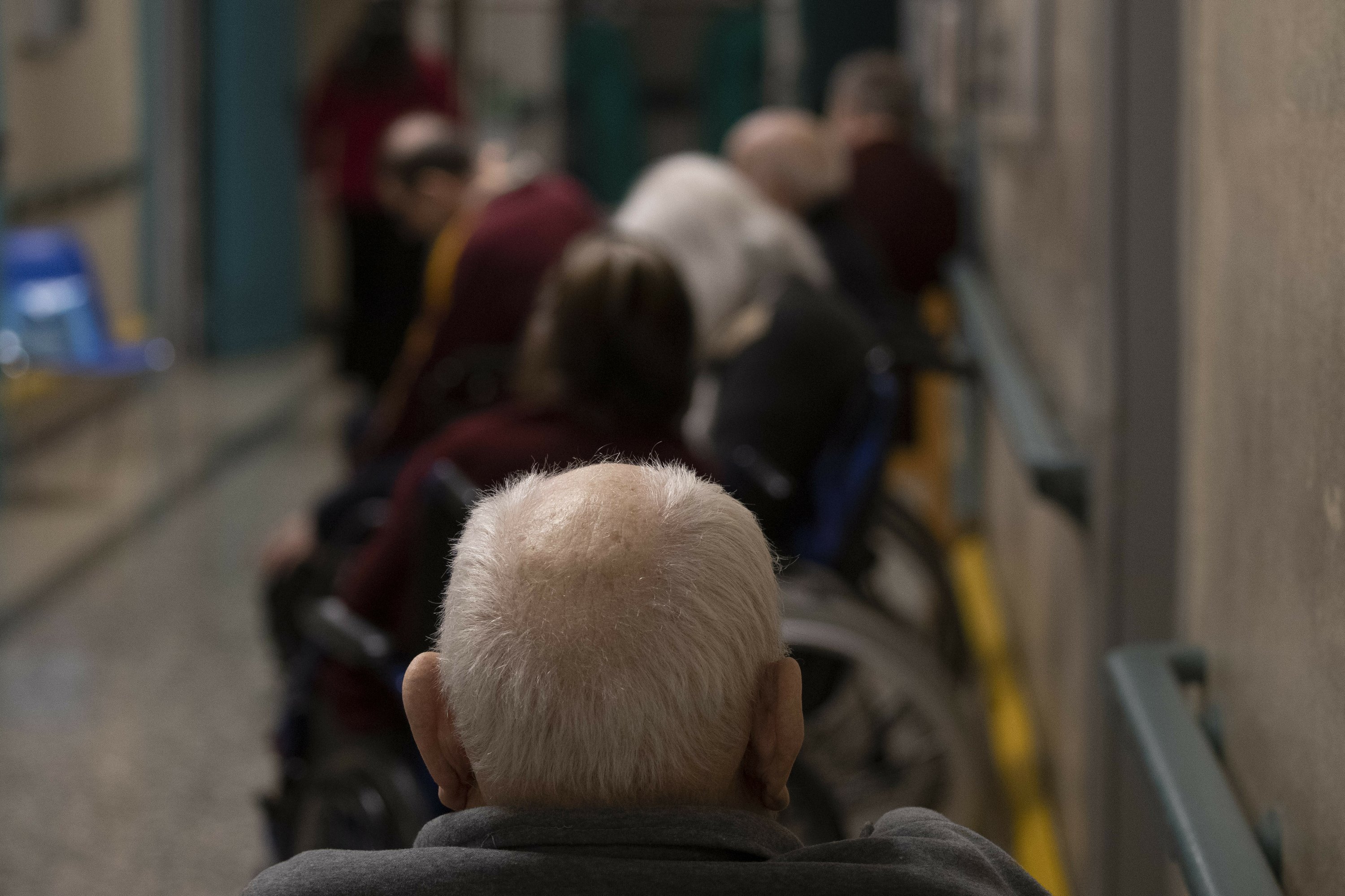 The young professionals passed in front of the older Italians for the vaccine