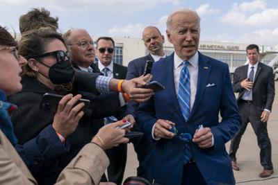 El presidente Joe Biden habla con reporteros antes de abordar el avión Air Force One en el aeropuerto de Des Moines, Iowa, el martes 12 de abril de 2022, y partir hacia Washington, D.C. (AP Foto/Carolyn Kaster)