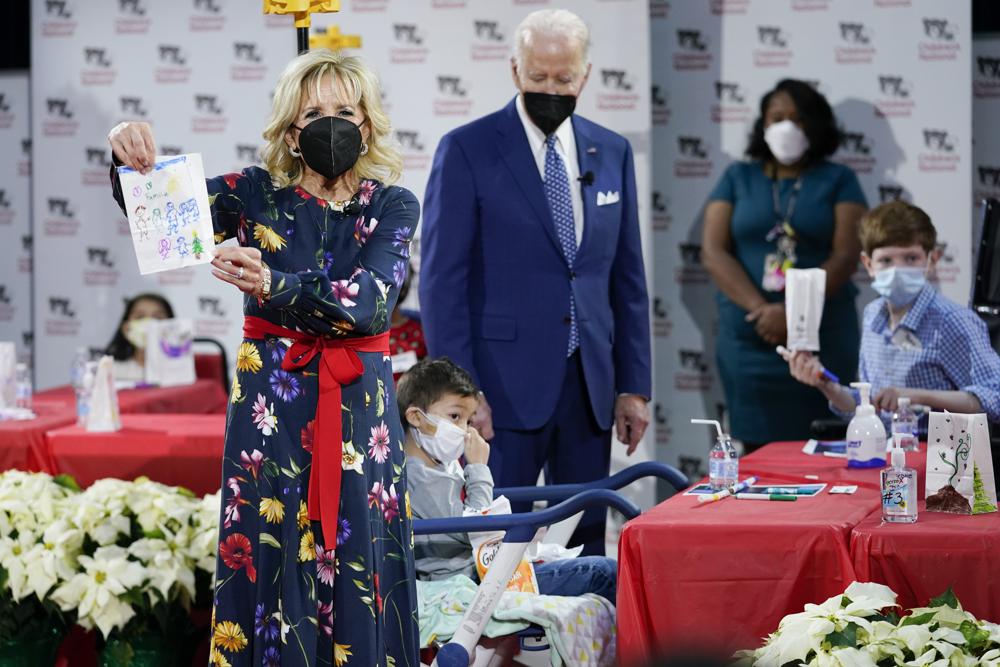 Ibu Negara Jill Biden menampilkan lentera yang dibuat oleh seorang pasien di Rumah Sakit Nasional Anak sebagai bagian dari proyek kerajinan musim dingin saat ia dan Presiden Joe Biden mengunjungi pasien di Washington, Jumat, 24 Desember 2021. (AP Photo/Carolyn Kaster)