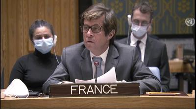 En esta imagen tomada de un video de UNTV, el embajador de Francia ante Naciones Unidas, Nicolas de Riviere, durante una reunión de emergencia del Consejo de Seguridad de la ONU respecto a Ucrania, el lunes 21 de febrero de 2022, en las Naciones Unidas. (UNTV via AP)