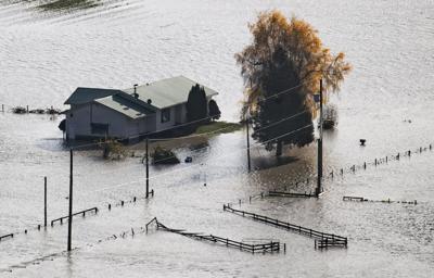 Esta fotografía muestra una vivienda rodeada por las aguas de una inundación en Abbotsford, Columbia Británica, Canadá, el miércoles 17 de noviembre de 2021. (Darryl Dyck / The Canadian Press vía AP)