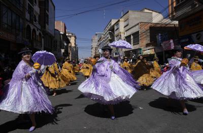 Bailarinas interpretan "La Morenada" durante un desfile anual en honor a "El Señor del Gran Poder", después de haber sido suspendido por dos años consecutivos debido a las restricciones por el COVID-19 en La Paz, Bolivia, el sábado 11 de junio de 2022. (Foto AP/Juan Karita)
