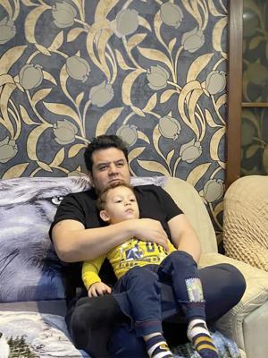 Foto del 2021 suministrada por Ángel Quintana que muestra a César Quintana con su hijo Alexander. Quintana trata de recuperar a su hijo, que su esposa se llevó sin su consentimiento a Ucrania. Tras sobrevivir al asedio de Mariúpol, madre e hijo se encuentran ahora en Rusia. (Ángel Quintana vía AP, File)