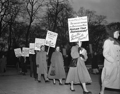 Marcha el 30 de enero de 1951 frente a la Casa Blanca para pedir al entonces presidente Harry Truman que detenga la ejecución de siete hombres negros condenados a muerte en Virginia por violar a una mujer blanca. El gobernador de Virginia, Ralph Northam, otorgó indultos póstumos a “Los Siete de Martinsville”, el martes 31 agosto de 2021. (Foto AP/Henry Burroughs, archivo)