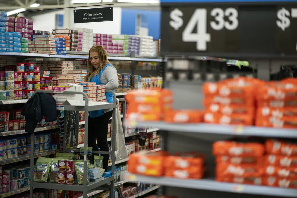 Un trabajador organiza artículos en un Walmart Supercenter en North Bergen, NJ, el jueves 9 de febrero de 2023. El martes, el Departamento de Trabajo informa sobre los precios al consumidor de EE. UU. para febrero.  (Foto AP/Eduardo Muñoz Álvarez)