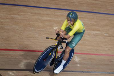 La ciclista australiana Paige Greco gana la medalla de oro en la prueba femenina de persecución individual C3 3000m en el velódromo de Izu, en los Juegos Paralímpicos de Tokio 2020, en Izu, Japón, el 25 de agosto de 2021. (Thomas Lovelock para OIS vía AP)