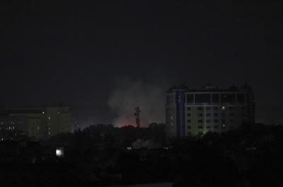 Una columna de humo se eleva el domingo 15 de agosto de 2021 junto a la embajada de Estados Unidos en Kabul, Afganistán. (AP Foto/Rahmat Gul)