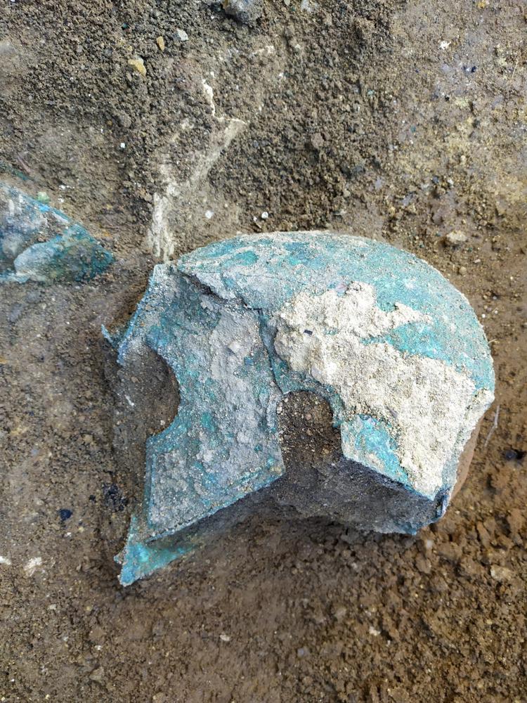 En esta fotografía sin fecha proporcionada por el Parque Arqueológico de Paestum un antiguo casco de guerrero encontrado en el Parque Arqueológico de Paestum y Velia, cerca de Náploes, Italia, donde las ruinas de una pared de ladrillos pintada y cascos de guerreros fueron encontrados en el lugar que podría ser un precursor de un templo dedicado a la diosa Atenea en la acrópolis de la ciudad más importante de la Magna Grecia. El ministro italiano de cultura Dario Franceschini informó de los hallazgos el 1 de febrero de 2022. (Parque Arqueológico de Paestum y Velia vía AP)