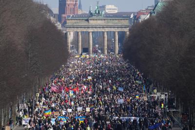 La gente asiste a una manifestación de protesta a favor de Ucrania en Berlín, Alemania, el domingo 13 de marzo de 2022. El jueves 24 de febrero de 2022, las tropas rusas lanzaron su ataque anticipado contra Ucrania. (AP Photo/Michael Sohn)