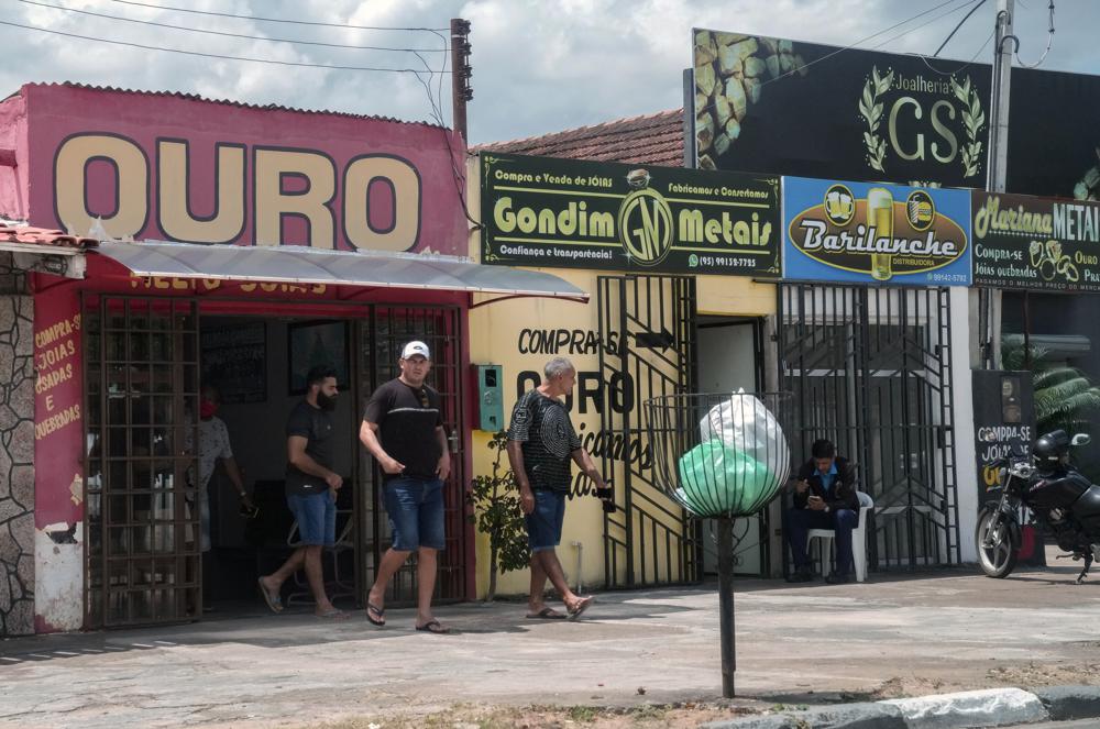 Tiendas de compraventa de oro en una calle en Boa Vista, en el estado brasileño de Roraima, el 5 de noviembre de 2021. Los intentos de acabar con la minería ilegal en el estado de Roraima enfrentan una resistencia local feroz, a pesar de que toda la minería en el estado es ilegal. Esta actividad ha sido, durante mucho tiempo, algo habitual en la región y está profundamente arraigada en su historia. (AP Foto/Andre Penner)