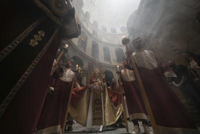 Cristianos ortodoxos celebran el Domingo de Ramos en la Iglesia del Santo Sepulcro, donde los cristianos creen que Jesucristo fue crucificado, enterrado y resucitó, el domingo 17 de abril de 2022, en Jerusalén. (AP Foto/Oded Balilty)