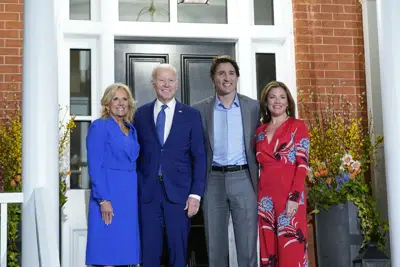 El presidente de EEUU Joe Biden y la primera dama Jill Biden posan para una foto con el primer ministro canadiense Justin Trudeau y su esposa, Sophie Gregoire, en Rideau Cottage, Ottawa, Canadá, el jueves 23 de marzo de 2023. (AP Foto/Andrew Harnik)