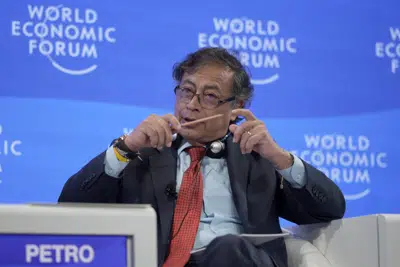 El presidente colombiano Gustavo Petro habla en un podio en el Foro Económico Mundial en Davos, Suiza, el miércoles 18 de enero de 2023. Petro no descartó el miércoles romper relaciones diplomáticas con Guatemala en medio de la tensión política luego de que ese país anunciara acciones legales contra Iván Velásquez, actual ministro de Defensa colombiano y quien lideró la Comisión Internacional contra la Impunidad en Guatemala. (AP Foto/Markus Schreiber)