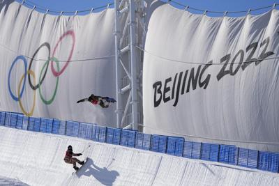 En esta imagen de archivo, un snowboarder realiza una acrobacia durante un entrenamiento en el half pipe antes de los Juegos Olímpicos de Invierno de Beijing 2022, el 27 de enero de 2022, en Zhangjiakou, China. (AP Foto/Jae C. Hong, File)