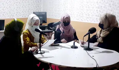 Najia Sorosh, directora de la radioemisora dirigida por mujeres Sadai Banowan (derecha), habla con su personal en el estudio de transmisión en la provincia de Badakhshan, en el noreste de Afganistán, el martes 7 de marzo de 2023. La emisora fue clausurada por emitir música durante el mes sagrado del Ramadán, aseguró el sábado un funcionario talibán. "No hemos transmitido música de ningún tipo”, aseguró Sorosh. (Sadai Banowan vía AP)