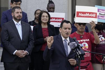 El presidente de la Asamblea de California, el demócrata Anthony Rendon, expresa su apoyo a la atención médica para todos los inmigrantes de bajos ingresos que viven sin permiso en Estados Unidos, durante un acto en el Capitolio estatal el miércoles 29 de junio de 2022, en Sacramento, California. (AP Foto/Rich Pedroncelli)