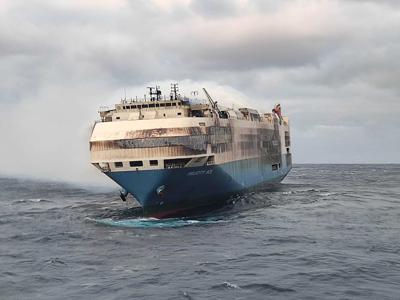 En esta foto sin fecha provista por la Armada de Portugal, se ve el buque Felicity Ace cerca del archipiélago de las Azores, en el Atlántico, que se incendió el 16 de febrero del 2022. Los tripulantes del buque fueron evacuados. (Armada de Portugal vía AP)